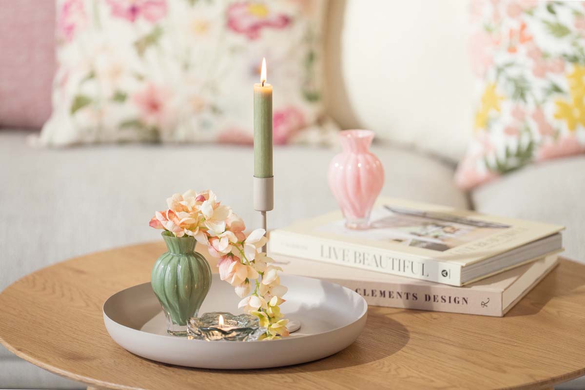 Kronelys og vase på lysfat