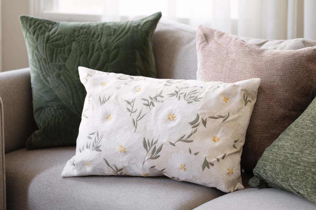 Puter i sofa i grønne toner