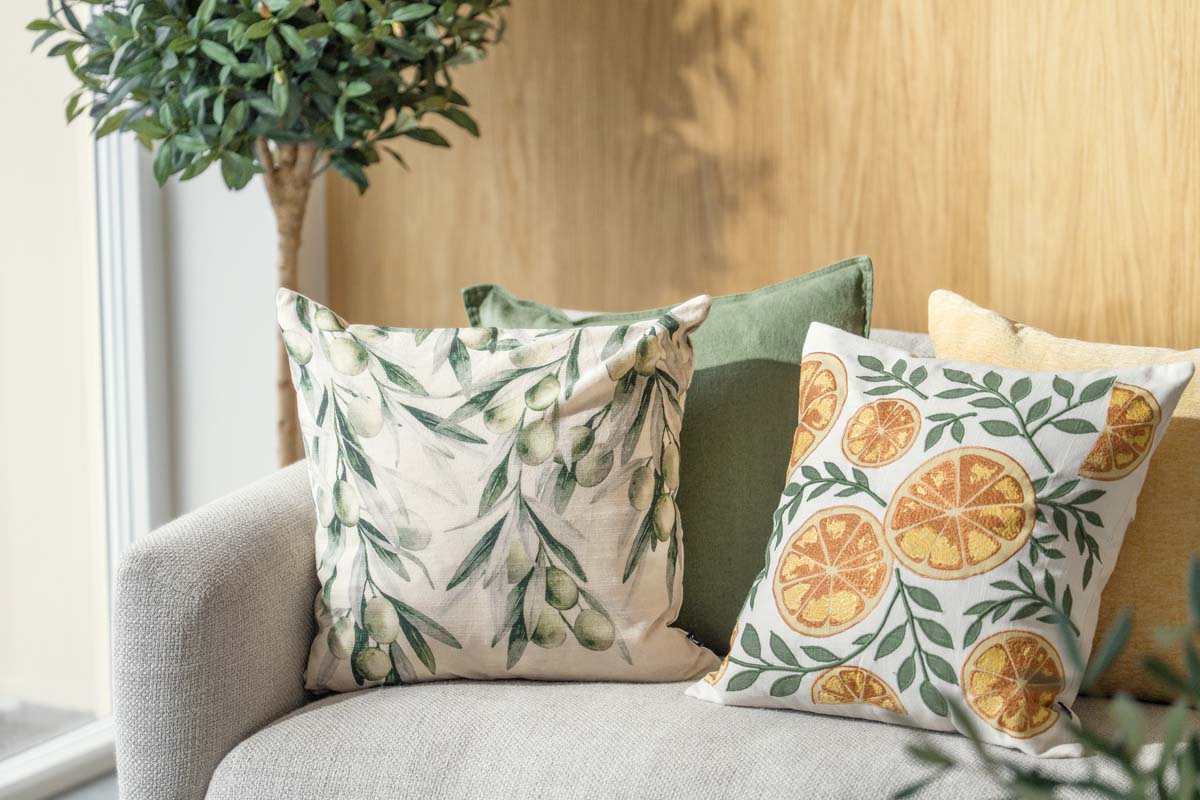 Puter i sofa i grønne toner