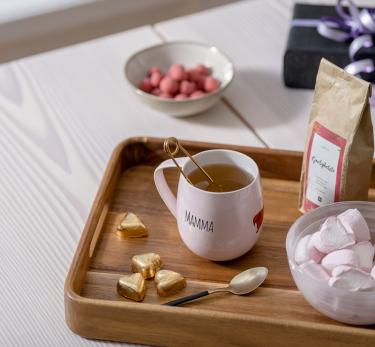 Serveringsbrett med morsdagskrus og rosa godteri