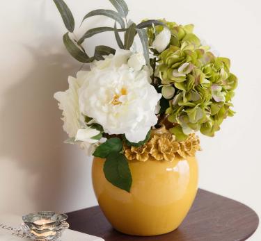 Vakker blomsterbukett i gul vase