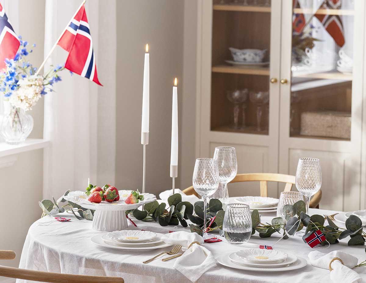Borddekking med vase og bukett til 17. Mai