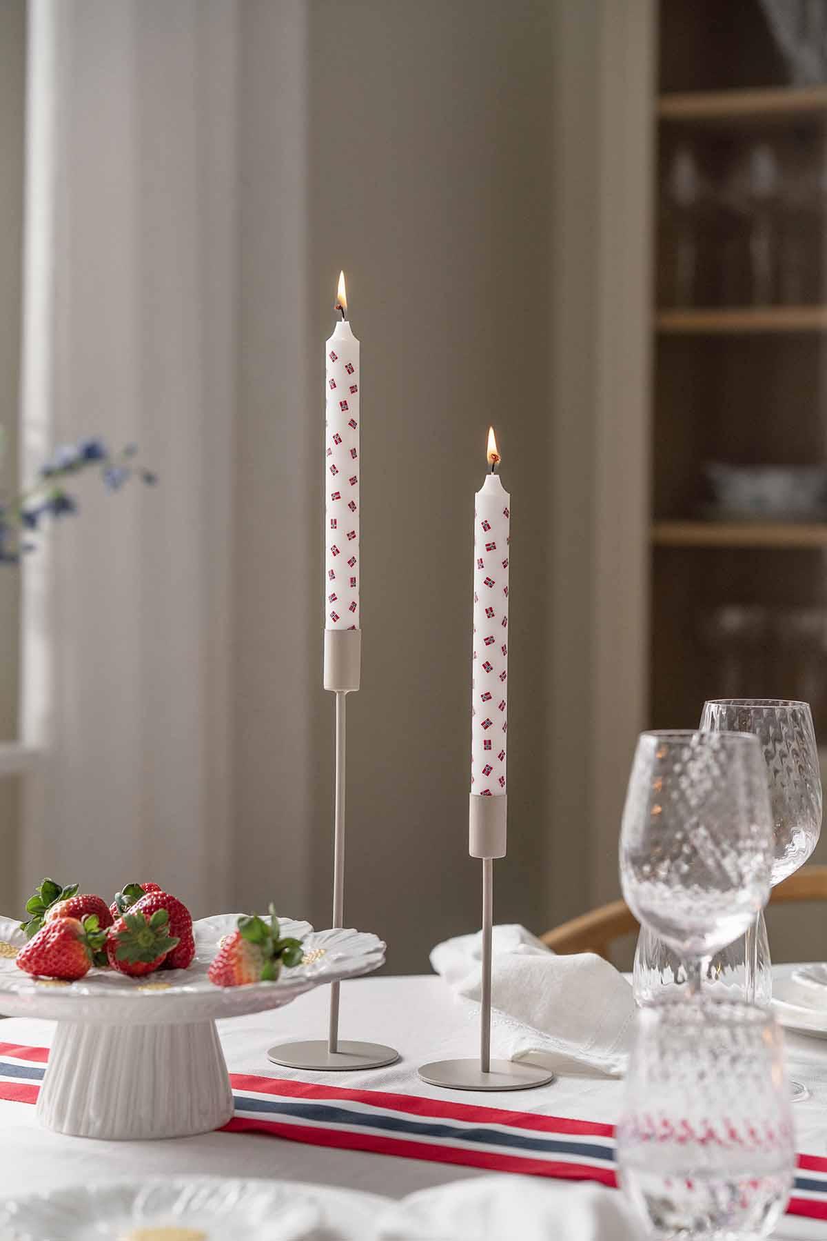 Hvitt servise og gull bestikk