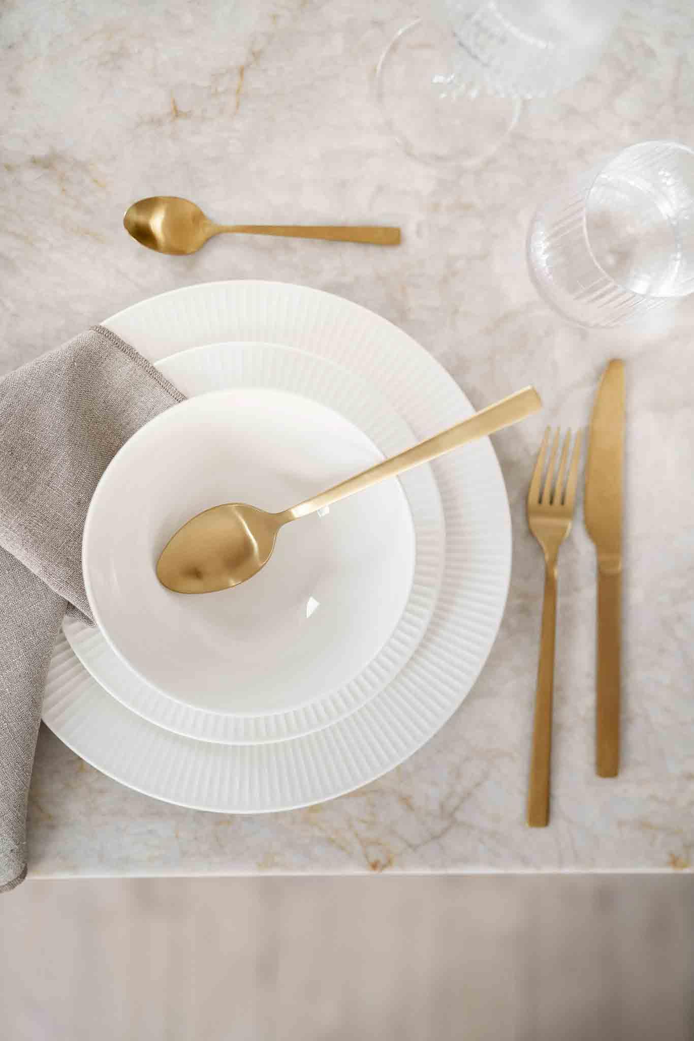 Thilda hvitt servise med gull bestikk 