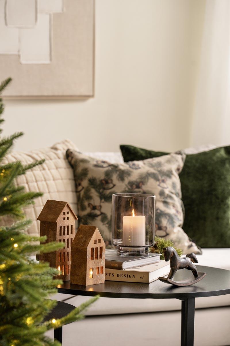 Kanelhus på sofabord med lyslykt og gyngehest i mangotre