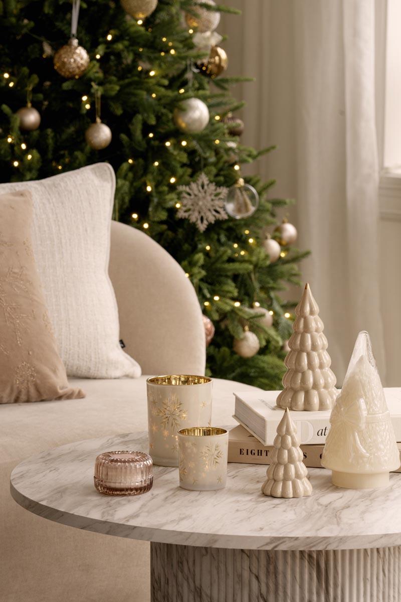 Sofabord med dekortrær og duftlys