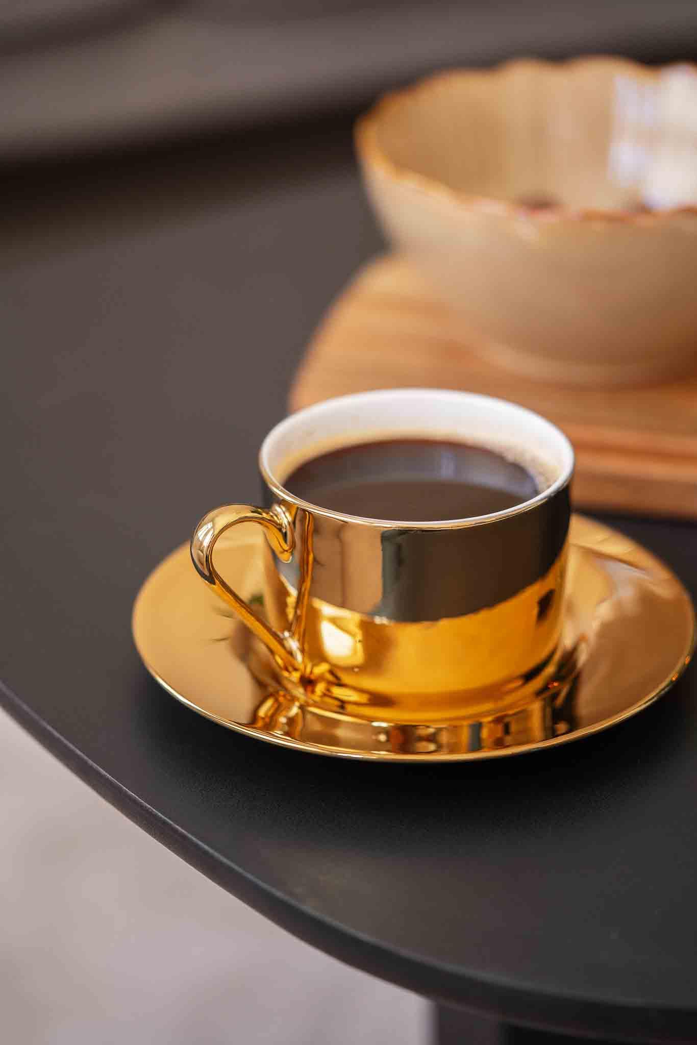 Kjøkkenbenk med kaffe og krus