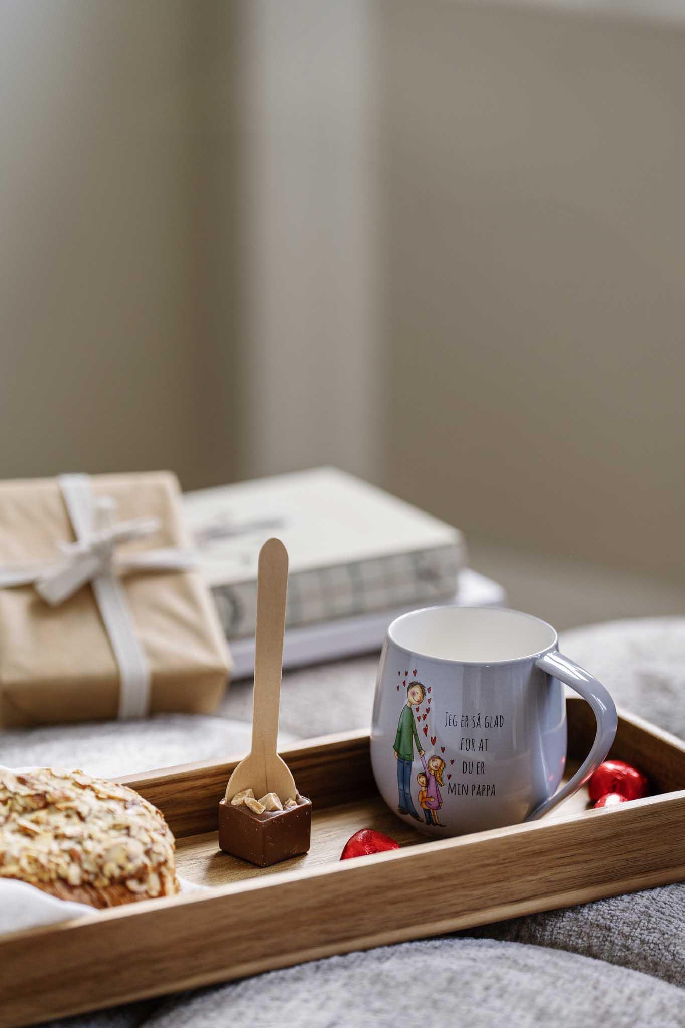 pappakopp på brett på benken
