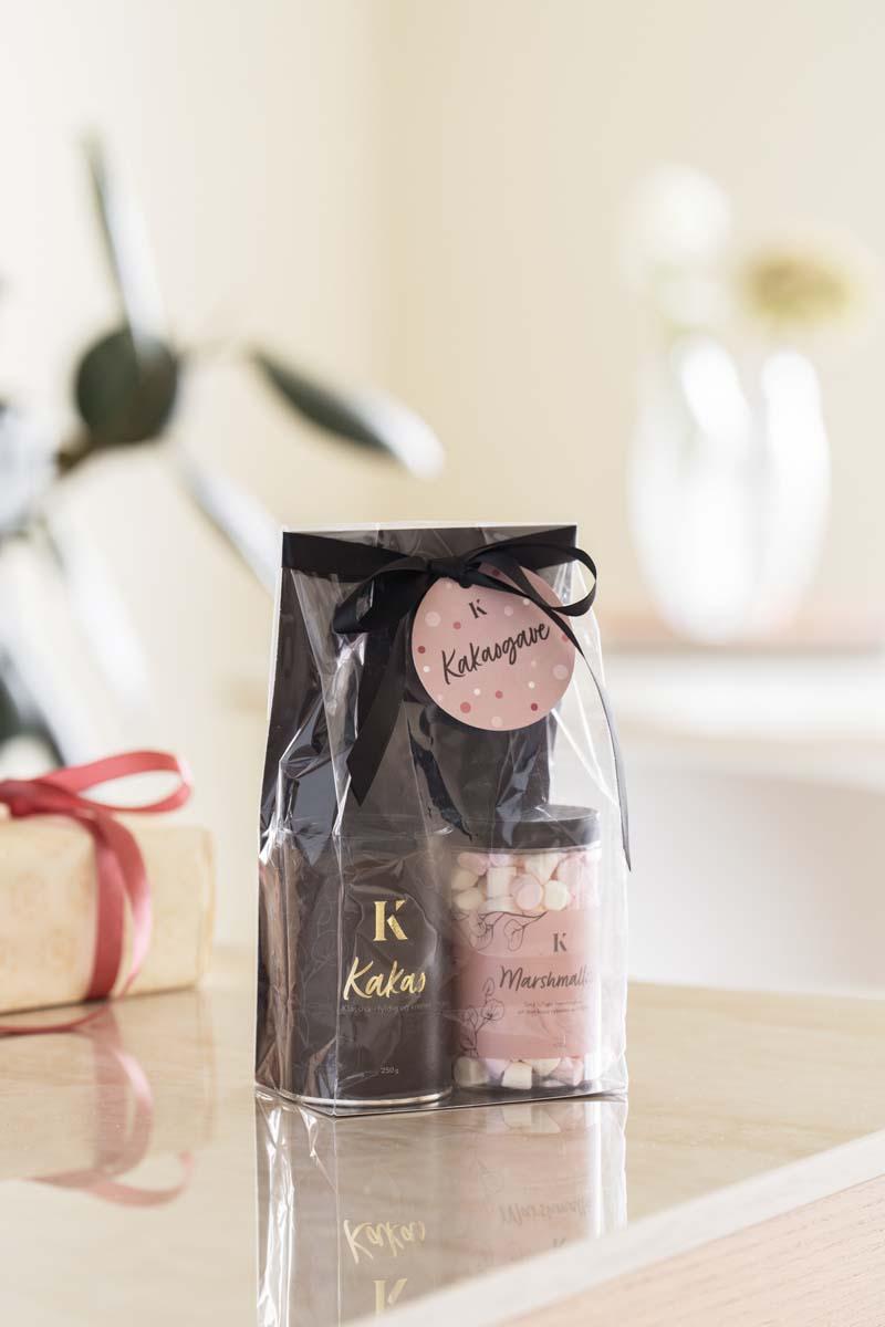 Kopper på skjærefjøl med kanelboller