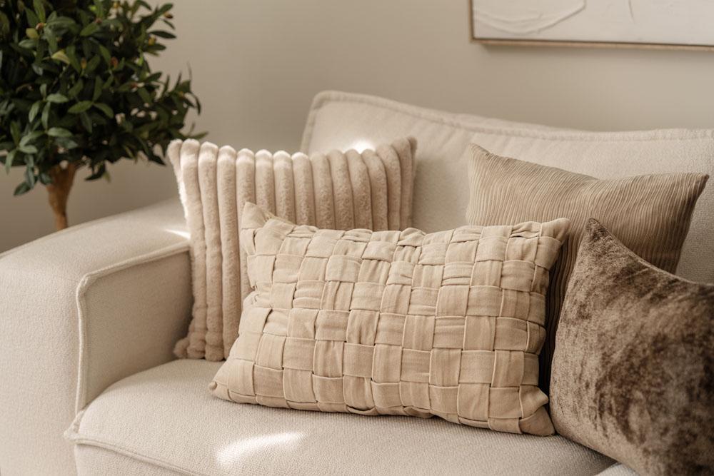 Enkel base i fake fur og hvit struktur