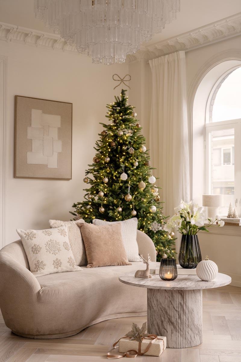 Julepyntet stue i brune og beige toner