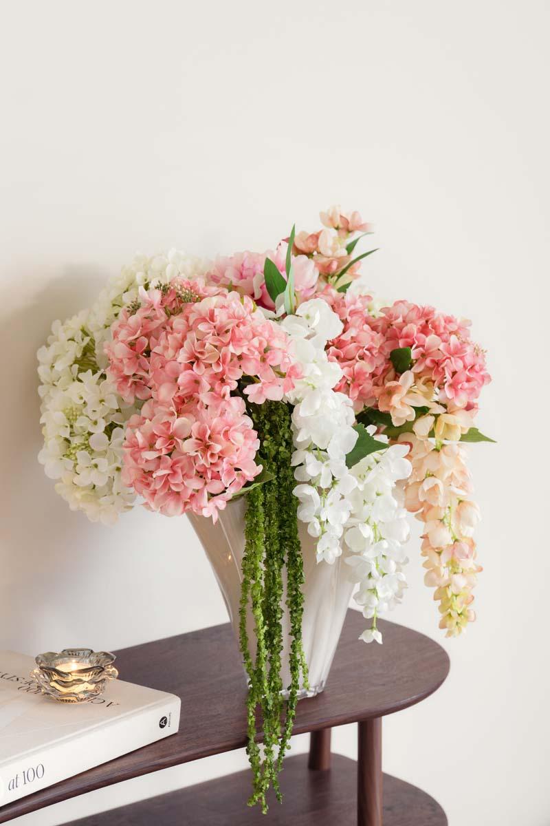 Lisa vase med stilkblomster