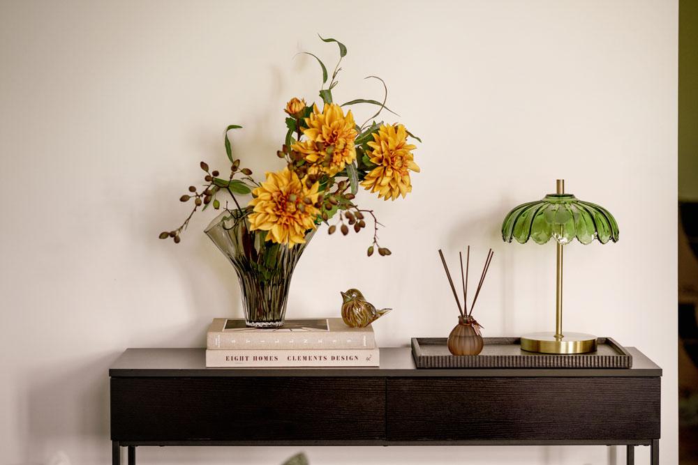 Bork med grønn plante