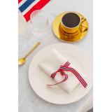 17. mai bånd på serviett og dekt bord