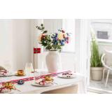 Borddekking til 17. mai med flagg og blomster