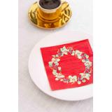 Serviett med krans på asjett og kopp luksus