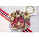 bånd 17. mai på pyntet bord