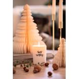 duftlys best wishes på bord foran hvitt papirjuletre