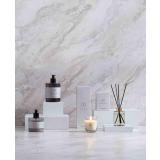 Utstilling av DIS Midnight Jasmine serie håndsåpe, håndkrem, lyd og duftpinner