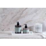 Håndkrem og håndsåpe DIS Siberia Fir på marmor fat