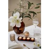 Adventstake Arya på stylet julebrod med vase og blomster