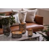 Telysholder Nisha i ulige størrelser på bord med vase og blomster