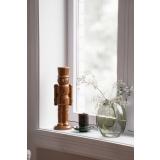 Nøtteknekker i vinduskarm med lys og vase