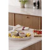 Tapasfat 3 skåler på kjøkkenbenk med mat servering