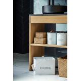 rengjøringsboks i hvit metall på bad