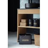 Vaskepulverboks hvit i hylle på bad