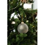 Julekule frost grønn hengende på juletre