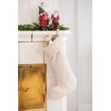 Julestrømpe Teddy offwhite hengende ved peisen