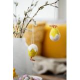 to tovede kyllinger på en gren