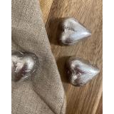 Sjokoladehjerter på serviett og brett