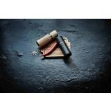 Textura krydderkverner i brun og sort på fjøl