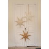 Adventsstjerner i tre varianter hengende på dør