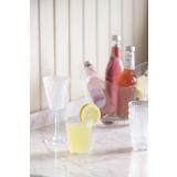 Vannglass og vinglass fie på kjøkkenbenk