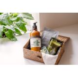 Håndkrem Lavender & Eucalyptus i kurv på benk