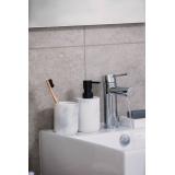 Såpeskål i marmor på vask på bad