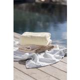 Strandhåndkle stripes ved bassengkant