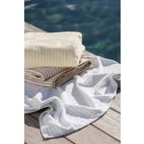 Strandhåndkle stripes ved bassengkant