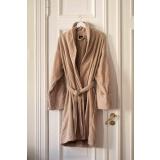 Badekåpe hengende på dør