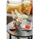 Sofabord med dekorfigur, vase og lysestake i rosa toner