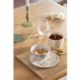 Borddekking med beige dekkebrikke og blomsterservise