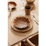 Borddekking i beige og brune farger med servise bloom