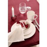 Borddekking med Thilda servise og julekule candy som pynt