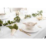 Eucalyptus girlander på middagsbord med thilda servise