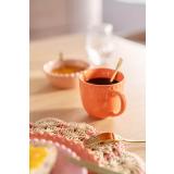 Ebba kopp med kaffe på frokostbord