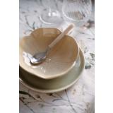 Skål pia med asjett ada på bord