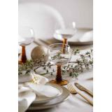 bord dekket med glass clara julestemning